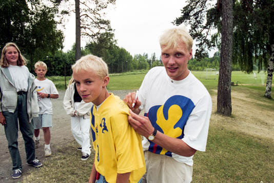 Klas Ingesson, Sverige skriver autograf på en tröja