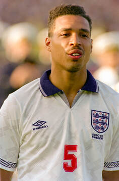 Englands Des Walker singing the national anthem