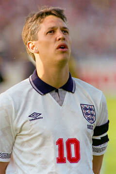 Englands Gary Lineker singing the national anthem