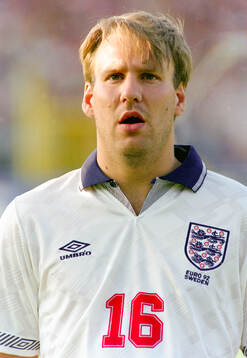 Englands Paul Merson singing the national anthem