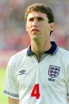Englands Martin Keown singing the national anthem
