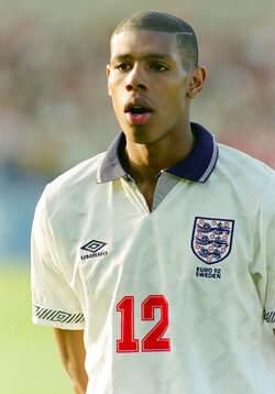Englands Carlton Palmer singing the national anthem