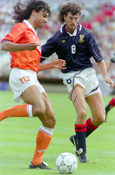 Football, Uefa EURO 1992, Group 2, Netherlands - Scotland