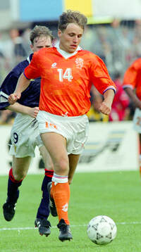 Football, Uefa EURO 1992, Group 2, Netherlands - Scotland