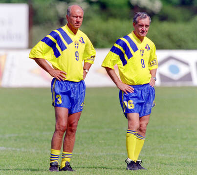 Swedens manager Tommy Svensson (L) with assistant coach
