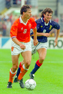 Football, Uefa EURO 1992, Group 2, Netherlands - Scotland