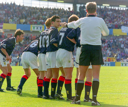 Football, Uefa EURO 1992, Group 2, Netherlands - Scotland