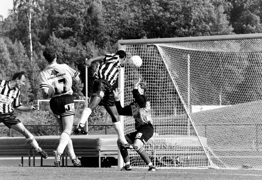 Landskronas Issa Manglind framför Peter Larsson, målvakt