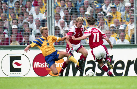 Jonas Thern, Sverige försöker ta bollen ifrån Brian