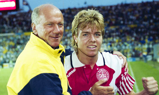 Matchhjälten Tomas Brolin, grattas av förbundskapten