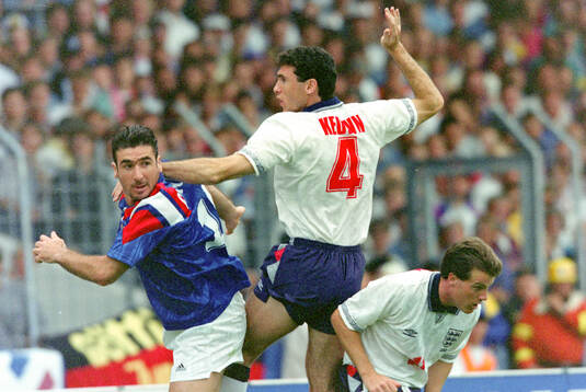 Englands Martin Keown and Andy Sinton against France’s