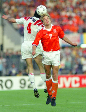 Dennis Bergkamp of Netherlands against Ahkrik Tsveiba of CIS