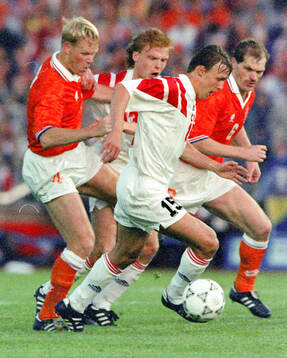 Igor Kolyvanov of CIS against Ronald Koeman (L) of