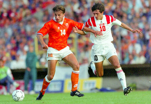 Rob Witschge of Netherlands (L) against Igor Dobrovolsky of