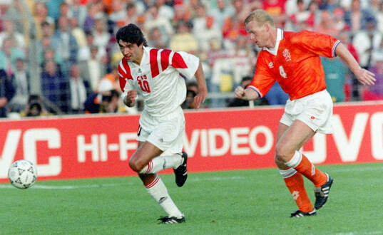 Igor Dobrovolsky of CIS (L) against Ronald Koeman of
