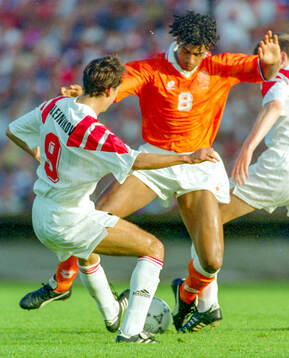 Frank Rijkaard of Netherlands against Sergey Aleynikov of