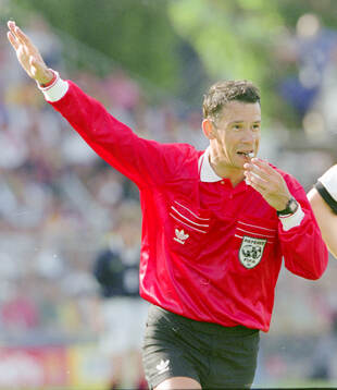 Referee Guy Goethals