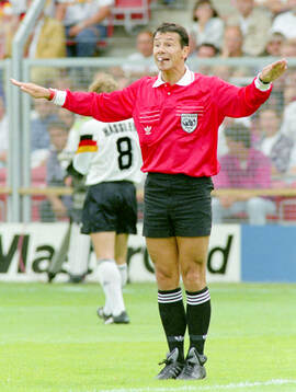 Referee Guy Goethals