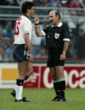 Neil Webb, England och domaren José Rosa Dos Santos