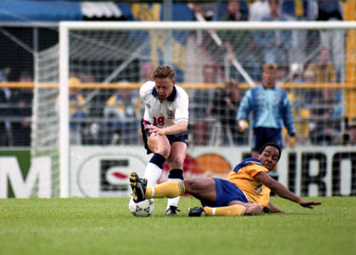 Martin Dahlin,  Sverige i kamp om bollen med David Batty,