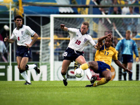 Martin Dahlin,  Sverige i kamp om bollen med David Batty,