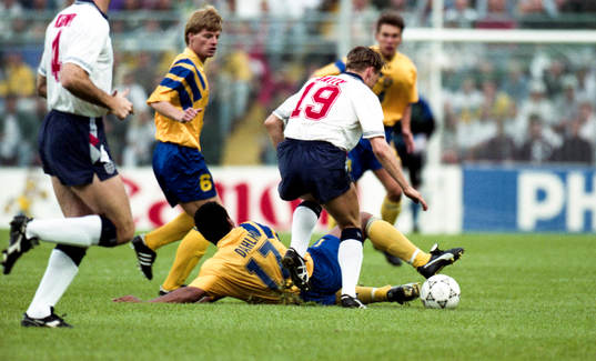 Martin Dahlin, och David Batty, England