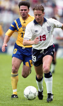 Anders Limpar, Sverige jagar David Batty, England