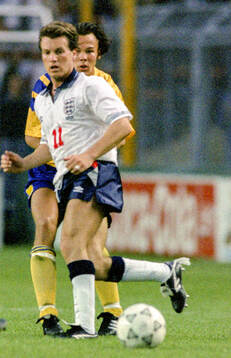 Englands Andy Sinton against Swedens Joachim Bjorklund