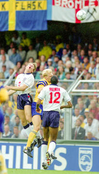 Englands Stuart Pearce and Carlton Palmer against Swedens