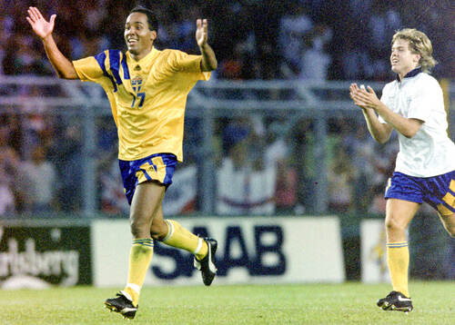 Swedens Martin Dahlin and Tomas Brolin celebrates