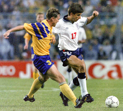 Englands Alan Smith against Swedens Jan Eriksson