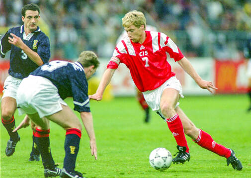 Aleksey Mikhaylichenko (R) of CIS against Scotlands Paul