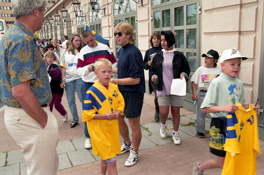 Tomas Brolin, Sverige skriver autografer