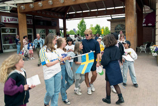 Tomas Brolin, Sverige skriver autografer