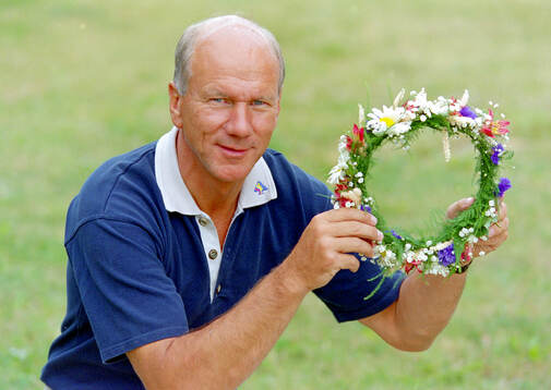 Swedens manager Tommy Svensson with a midsummer wreath at
