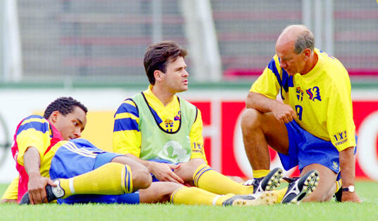 Swedens Martin Dahlin, Anders Limpar and manager Tommy