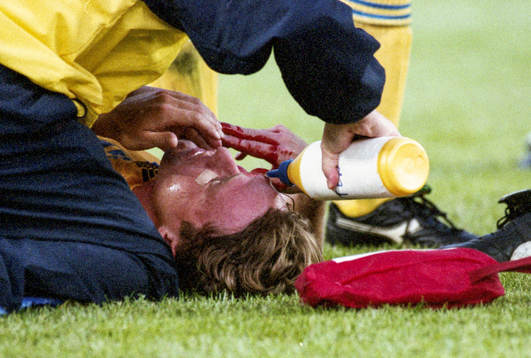 Jan Eriksson, Sverige ligger skadad på planen
