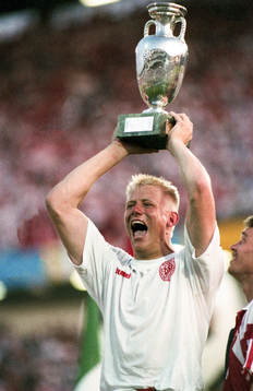 Peter Schmeichel måvakt i Danmark med pokalen