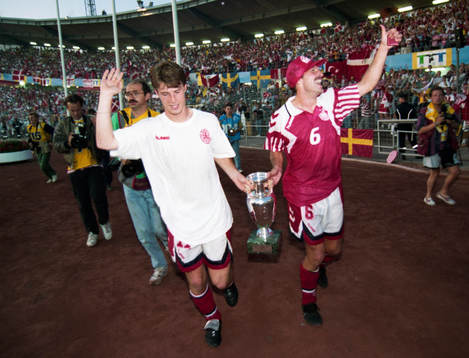 Brian Laudrup och Kim Christofte, Danmark går med pokalen