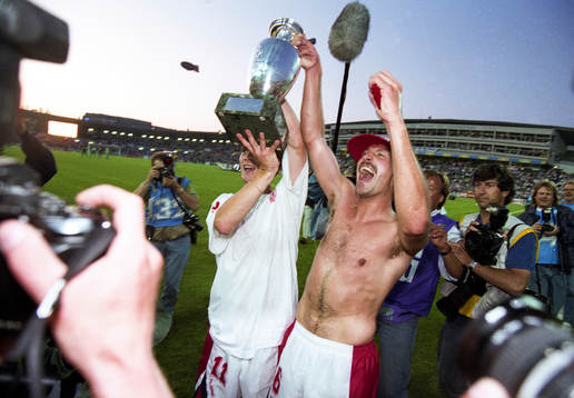 Brian Laudrup och Kim Christofte, Danmark höjer pokalen