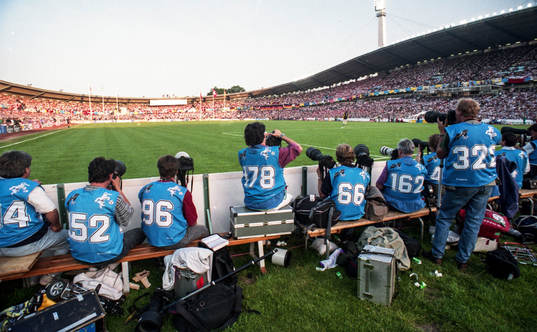 Fotografer sitter och bevakar matchen