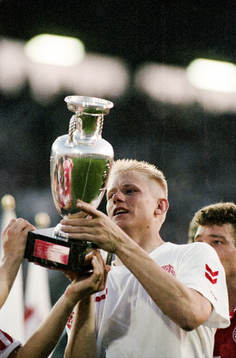 Danmarska målvakt Peter Schmeichel med pokalen