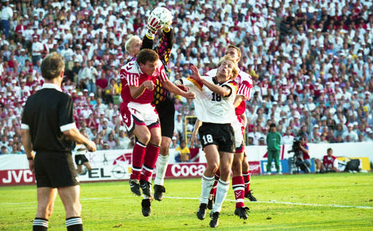 Danmarks målvakt Peter Schmeichel med bollen i säkert