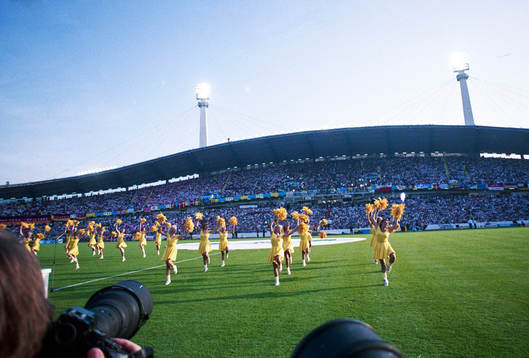 Cheerleaders på plan innamn matchstart