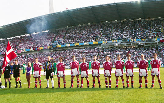 Danmark står uppställda innan matchstart. fr.v. Lars