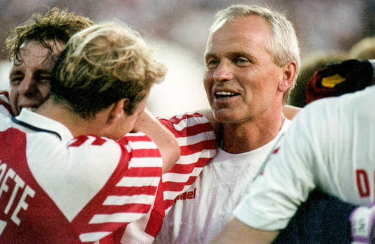 Danmarks förbundskapten Richard Möller Nielsen jublar