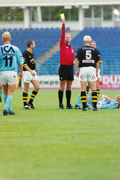 Domare Bo Karlsson ger Peter Larsson, AIK, gult kort