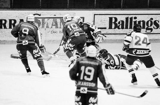 Raimo Helminen hjälper Roger Nordström, målvakt i