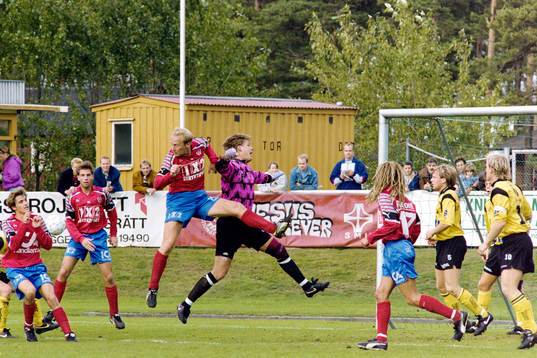 Mats Magnusson, Helsingborg framför Ola Wendel, målvakt i