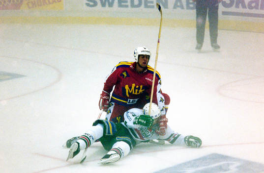Kamp om pucken och dimma på isen